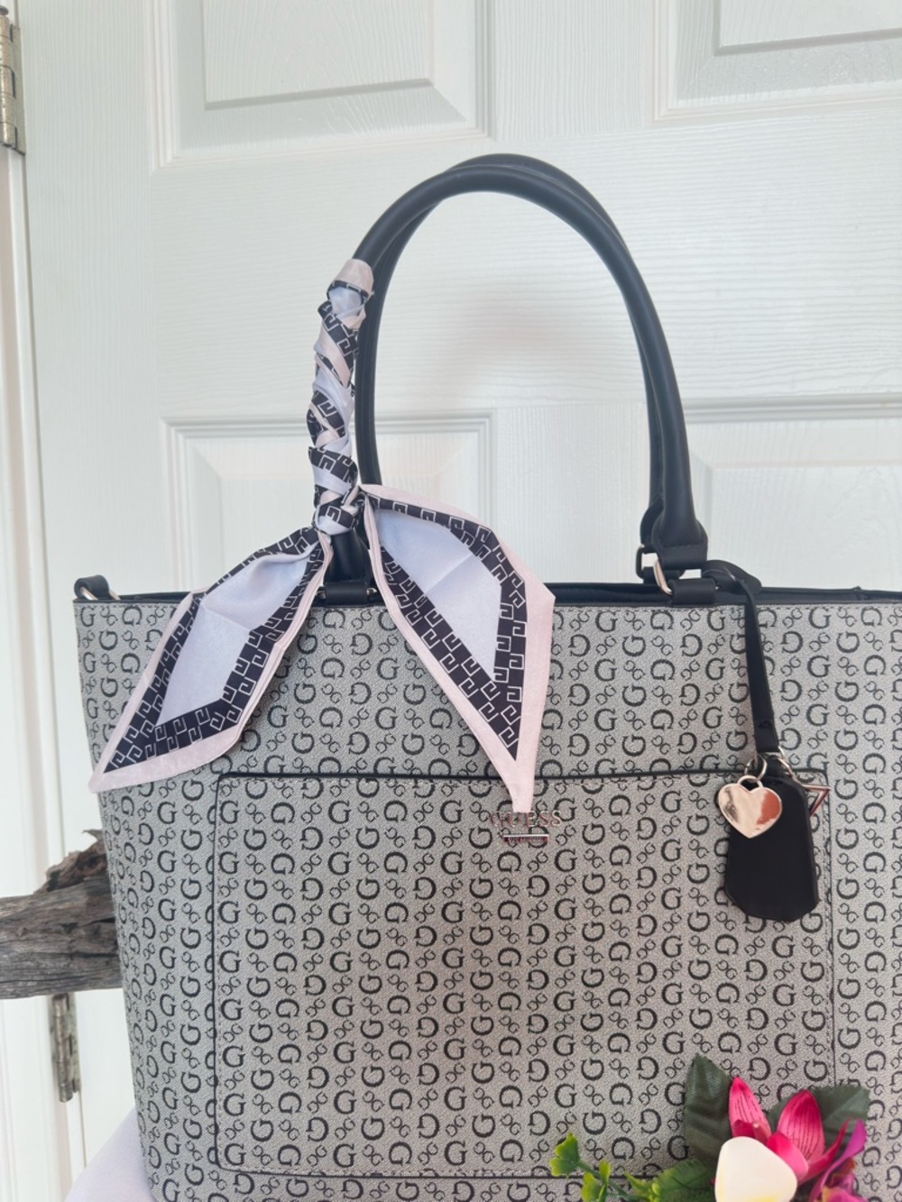 GUESS~ Stylish Large Gray Monogrammed Patterned Tote Bag w/Beige Lining - Picture 13 of 14